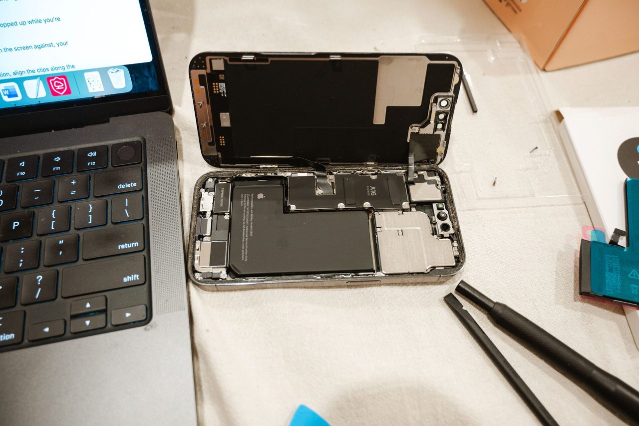 Computer- und Smartphone-Hilfe vor Ort: Notebook und Smartphone auf dem Arbeitstisch